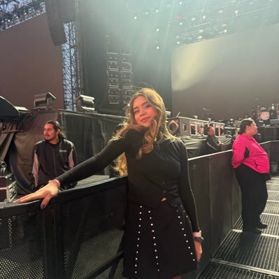 JustA1DGirl's profile picture. Ingeniera vegana que ama a Harry Styles, ve más películas y series de lo que le gustaría admitir.