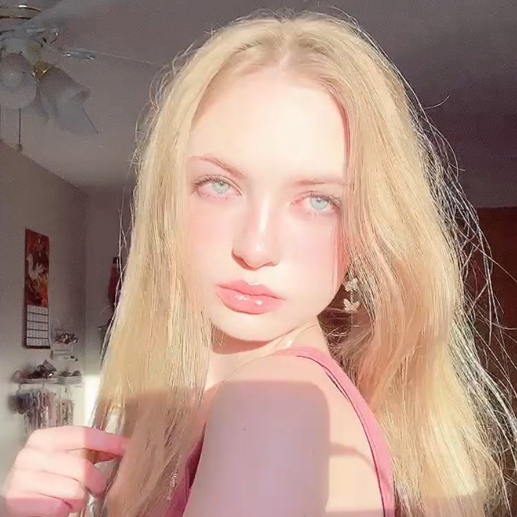 Isabelle_c0's profile picture. 