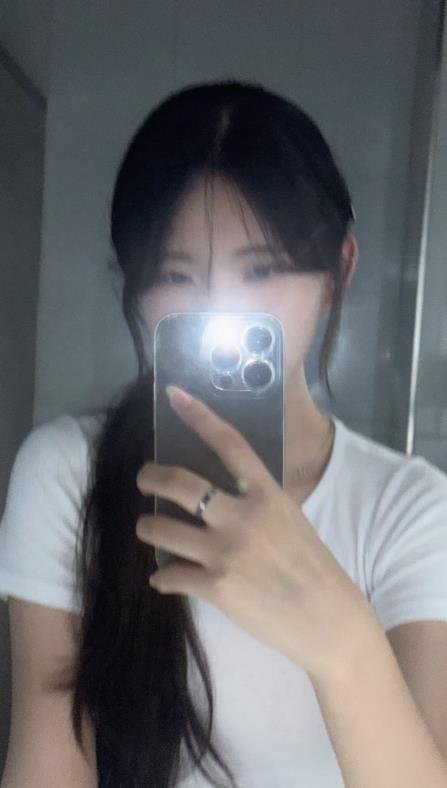 Wa118u67HkaFF1's profile picture. 조금은 위험하고, 아주 솔직해🔥
내 매력은 사진보다 대화에서 시작돼😉