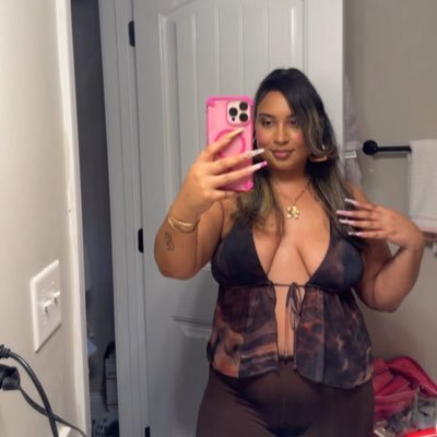 VeronniLizette's profile picture. it’s upsetting me and my homegirl ...🌻📖|