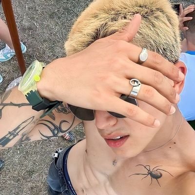 lesbiazayn's profile picture. 