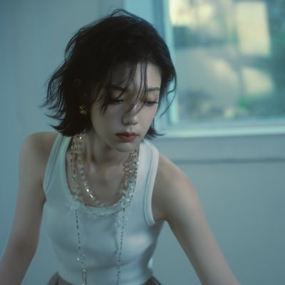 curleyg_'s profile picture. 希林娜依高【La Lune】EP out now