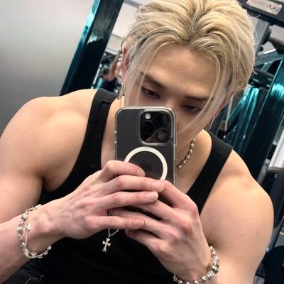 shesxfearless's profile picture. 𝑾𝒐𝒖𝒍𝒅 𝒚𝒐𝒖 𝒘𝒂𝒏𝒏𝒂 𝒓𝒖𝒏 𝒂𝒘𝒂𝒚 𝒕𝒐𝒐?
-Do it