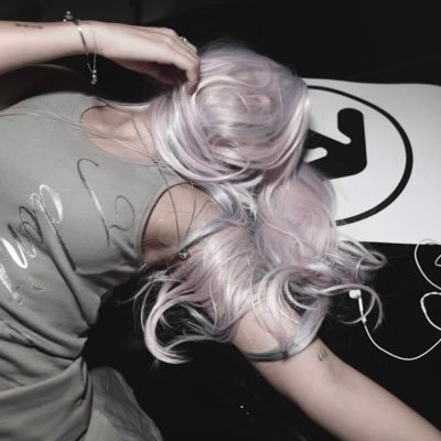 thiin's profile picture. thin lines between beauty and ache