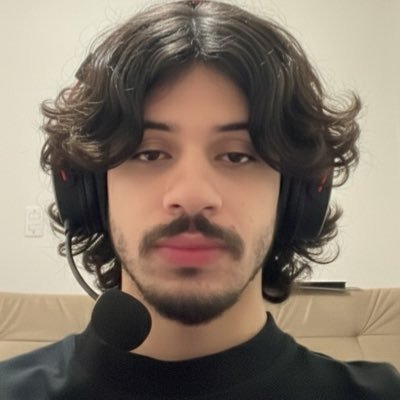 lachefjhowz's profile picture. Acima dos céus e abaixo deles