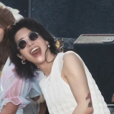 xiaoxu_ma93570's profile picture. 我们曾默默承受 破碎的山 呜咽的黑 就在这长夜之后 凝结一座新宇宙 那太阳闪耀依旧 照亮胚胎 照亮墓碑 随无数生命漂流 向阳而生！/互fo必回（黄赌毒不关不回）