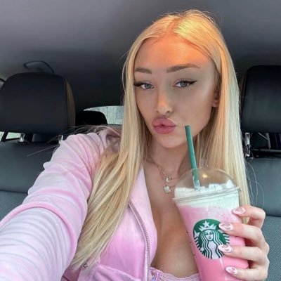 Mia31201's profile picture. 