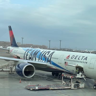 offOrbitP's profile picture. 軌道を見失った点P。 座標は未定義、速度はランダム。 時々立ち止まり、ふわりと漂う迷子。 微分とコーヒーと旅行が生きがい。 数式の外で考える、少しだけ自由な存在。 @kuranoah_