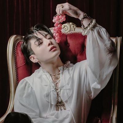 ggukthighs_'s profile picture. Faking a smile @BangtanistVio7 #LiveVoteJinForMAMA