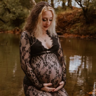 haebombbb_xo's profile picture. somewhere between psychotic & iconic. just a libra in shambles. young, not too lame, & forever sad.