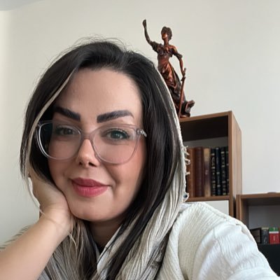 Katayoon41264's profile picture. وکیل پایه یک دادگستری📚⚖️عدالت تنها در تخیل یافت می شود. متاهل💍👩‍❤️‍💋‍👨دختری دارم شاه نداره🙎‍♀️حقوق ؛شعر؛موسیقی؛آگاهی،طنز،دلنوشته.. متعهد به خود❤️ ابی