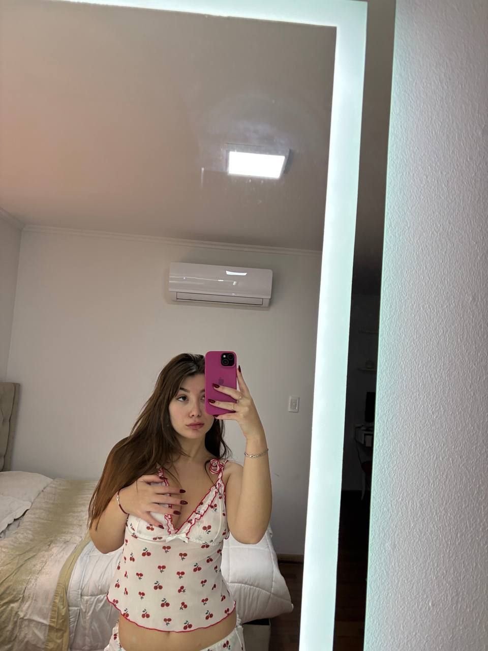 vanessa_matic's profile picture. hello 19 female - new alt
trying to find new friends /ppl for chats