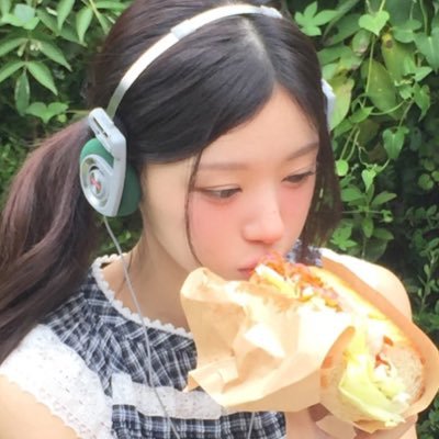 molll5g's profile picture. 