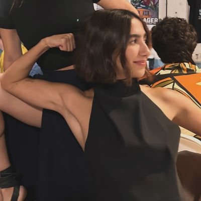 azadeiaa's profile picture. com vitória, numa entrevista.
                                                                 @oanavitoria 🤍