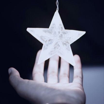 _levidam's profile picture. 🌠 별이 스치는 속도는 상실의 속도를 닮았다. 짧고 뜨겁게 떨어지며, 어둠의 표면에 문장을 새긴다. #비담록