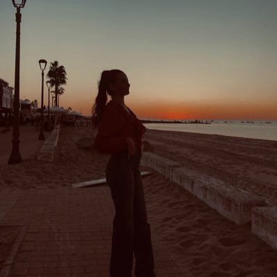laura_jl15's profile picture. ⛓️📚☀️🌊🧡