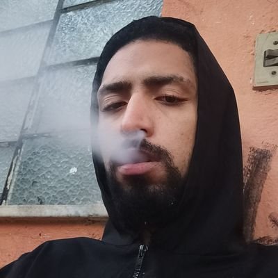 pipisujo's profile picture. surto droga ou demônio?