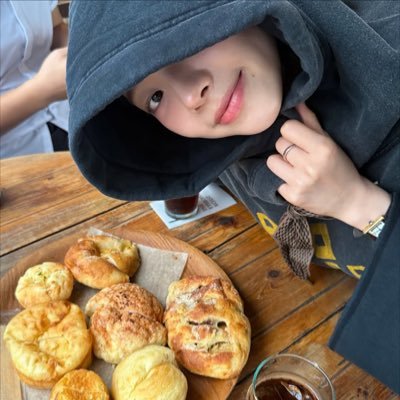 eirsnk's profile picture. the lily means ‘i dare you to love me’