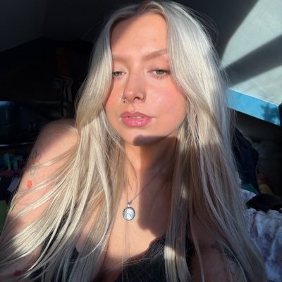 _alicejune_'s profile picture. she / her