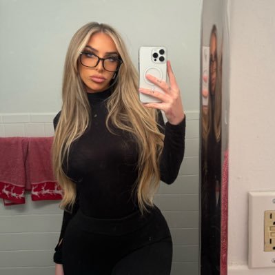 angeliquewysock's profile picture. say go birds so I know it’s real🦅  “That girl who kicks field goals” Better on IG: angeliquewysock