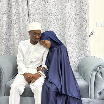 barakah_bello's profile picture. Muslimah🧕 || Married 💍||UDUS👩🎓 || Oct 17 🥳 || Hausa-Yoruba 🇳🇬 || Abj-KD Base || iWatch football too ⚽️|| Dad’s rare gem 🥰 || A Writer ✍🏽 || RIJF Mum💔