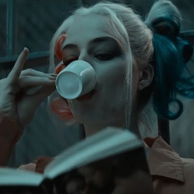 JesuisBellatrix's profile picture. Yemin ederim ki, her şeyi fazlasıyla anlamak bir hastalıktır; gerçek, tam manasıyla bir hastalık.