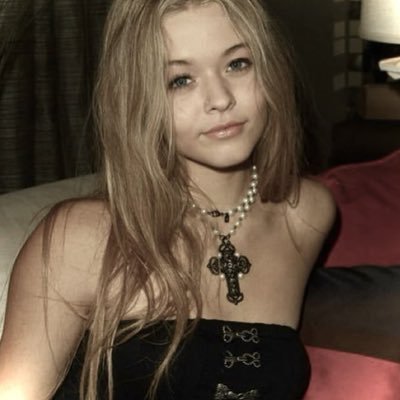 vuoidormire's profile picture. she/her