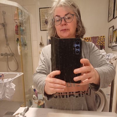 juli47142's profile picture. 