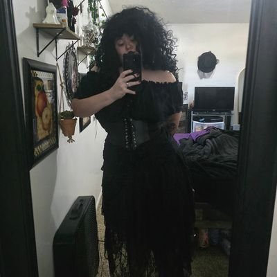beadolltrix's profile picture. |Shy Goth Exhibitionist|💕 |dark & divine|🫐|She/Her