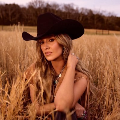 alienlily02's profile picture. Somewhere Over Laredo and the Whirlwind (Deluxe) album are your new favorite listens✨🇺🇸💫