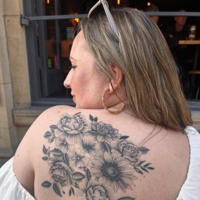 Mom_ellaxo's profile picture. Crafting my own destiny with grit and grace✨💖