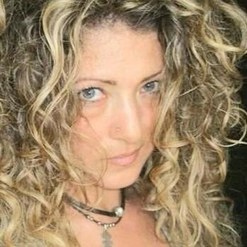 Eyja987's profile picture. L'intelligenza sa sedersi dalla parte del torto perché quelli della ragione erano tutti occupati...Ö=Isola