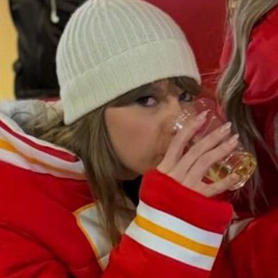 fckeddl's profile picture. a pathological people pleaser