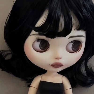 art_mis_u's profile picture. just a cool girl who knows all her dreams will come true🕯