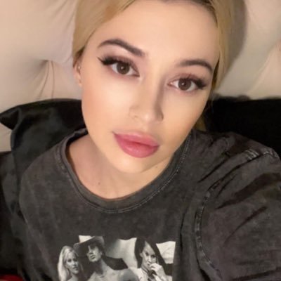 Deelinquentee's profile picture. 👇🏾Aqui em baixo eu te mostro a verdadeira felicidade 😏