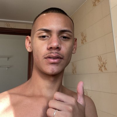 jao_correei4's profile picture. eu sou louco, maluco apaixonado por musica eletrônica videogame e tabaco.