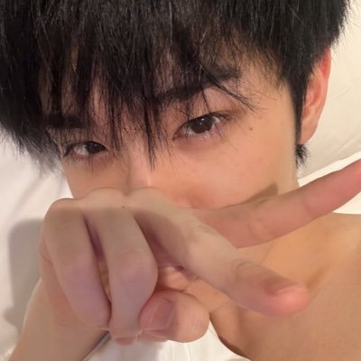 trstaerae's profile picture. sometimes the heart's like !!!!!!!! and there's nothing you can do about it