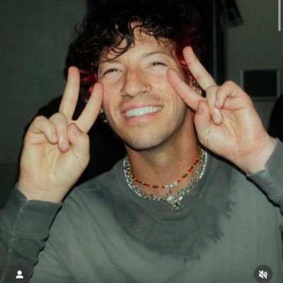 squareupwithme's profile picture. it’s reassuring, you keep coming around ˚ ♡ ⋆ | FPE | covering you ~ 💛| i play the piano sometimes