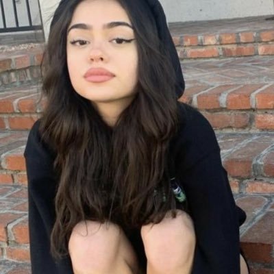 bananastclair's profile picture. French name. English accent. American school. Anna confused.