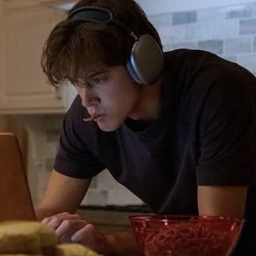 ylrosearered's profile picture. i should be memorizing the cardiovascular system, but i’d rather be writing you.