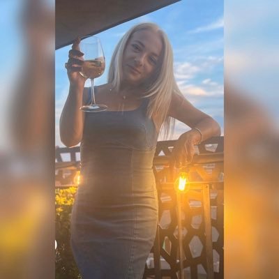 AnnaSimo72's profile picture. Qui per caso con Napoli nel cuore #NoToRacism #StopWar #Antifascista #ForzaNapoliSempre #AG4️⃣IN