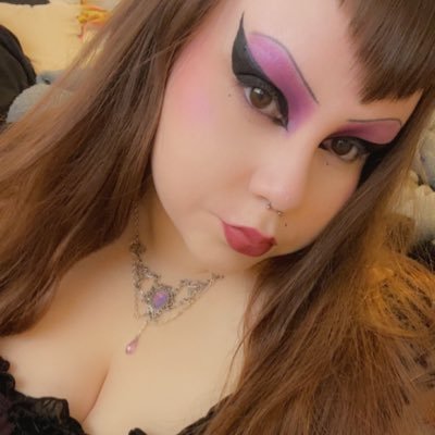 coffinbites's profile picture. horror 🦇🖤 dylan 🖤🖤 goth or whatever