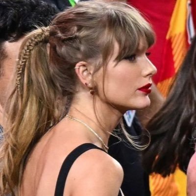 illxcit's profile picture. oh it’s a toy boat :D