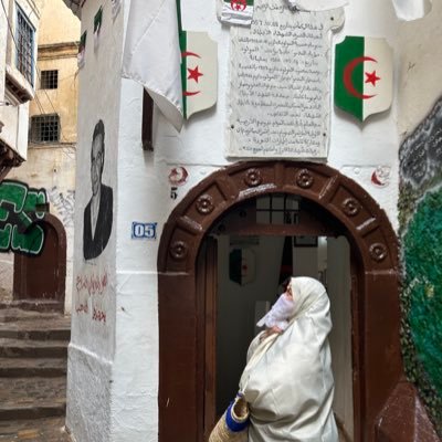 3yitmeldenyav2's profile picture. I wonder if rita's looking at the same moon at the same moment I like that, connected by light https://t.co/28zItPhkiM