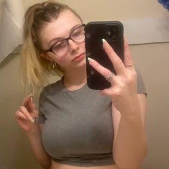 eve2te's profile picture. huh