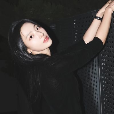 primacatcher's profile picture. a cringe lesbian with too many kpop and movie opinions