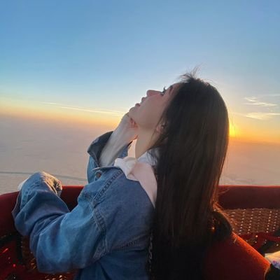 KJr09687370's profile picture. Trăng lạnh soi nghiêng bờ suối vắng,
Gió ngàn vi vu cuốn mộng say.
Ly rượu cạn rồi lòng vẫn nhớ,
Ngẩng đầu tìm bạn chốn mây bay.