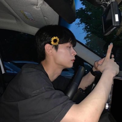 yechan_ed's profile picture. 너희들의 노래가 우리의 맘을 비춰  🎸🎻🥁🎤 #LUCY