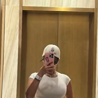 hanoeni's profile picture. Soft heart, sharp mind & I accept zero nonsense!