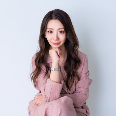 emi_h8's profile picture. 本業&複業で【秘書】活動中👩‍💼｜理事長秘書12年｜オンライン秘書｜ Instagram運用代行ディレクター｜マインドセットアドバイザー｜セルフオーナーシップ実践講座【ベーシックコース】サポート講師｜「自分を好きになれるマインドセット」主宰｜1on1コンサルサービス展開中｜お問合せは固定URLから👇